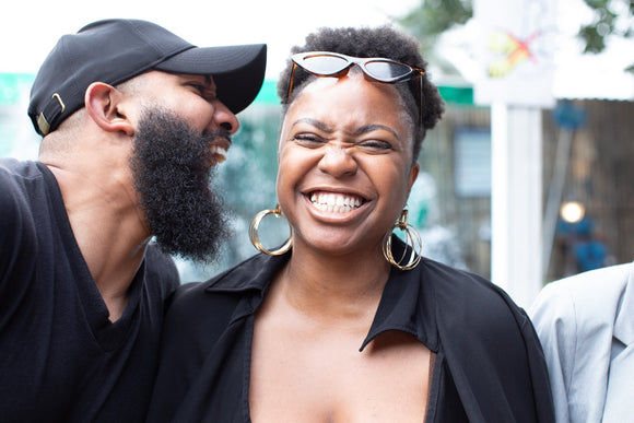 couple-noir-black-couple-rires-homme-noir-casquette-barbu-femme-noire-afro-rigole-creole-habits-noir-meilleures-ventes-kemet-market