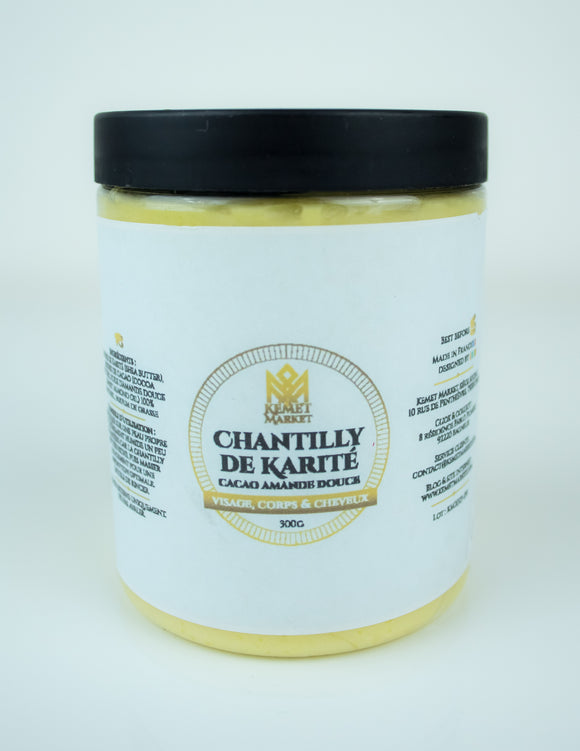 Pot ouvert de chantilly de karité fouettée, texture légère et onctueuse, vue en gros plan sur fond naturel. Mélange crémeux aux reflets beiges, évoquant la douceur des beurres d’Afrique.