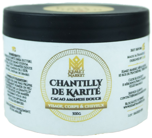 Pot ouvert de chantilly de karité fouettée, texture légère et onctueuse, vue en gros plan sur fond naturel. Mélange crémeux aux reflets beiges, évoquant la douceur des beurres d’Afrique.