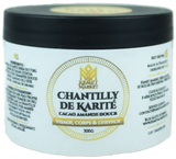 Pot ouvert de chantilly de karité fouettée, texture légère et onctueuse, vue en gros plan sur fond naturel. Mélange crémeux aux reflets beiges, évoquant la douceur des beurres d’Afrique.