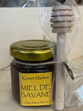 Pot en verre de miel doré, onctueux, extrait de la savane ivoirienne, avec des textures florales et une cuillère en bois reflétant la pureté et l’authenticité du produit artisanal.